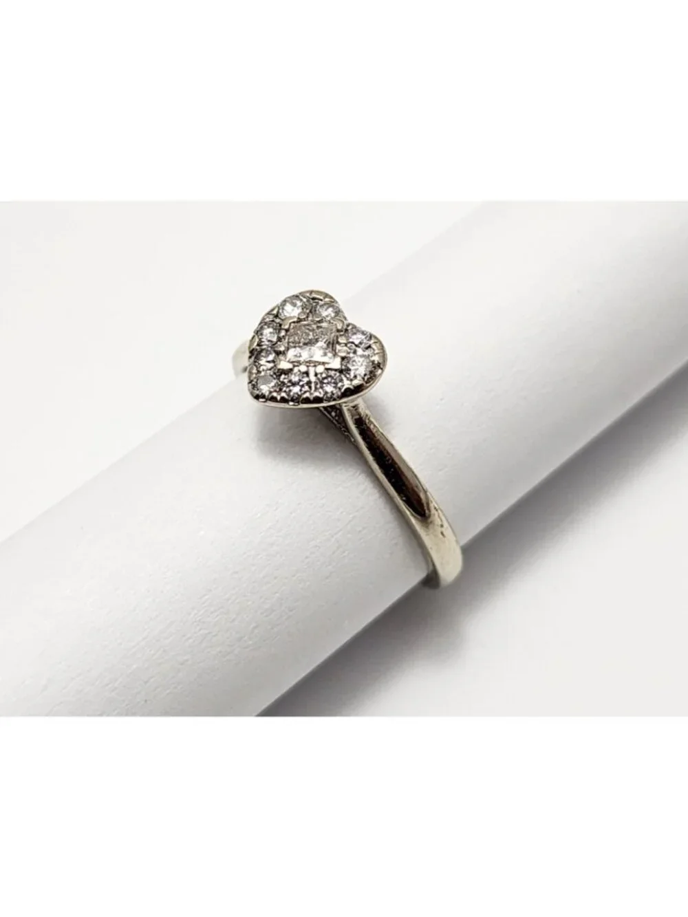 Beautiful 14K Karat Solid White Gold Designer Diamond Heart Ring - Size 6